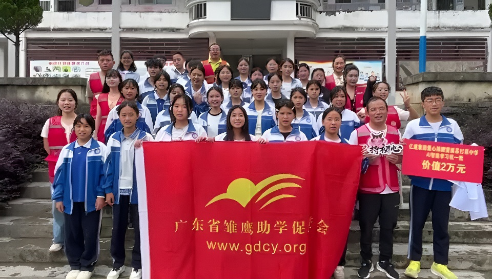 يعمل Emdoor على تمكين فرحة برنامج القراءة ، وإضاءة المسار للأطفال الريفيين يعمل Emdoor على تمكين فرحة برنامج القراءة ، وإضاءة المسار للأطفال الريفيين