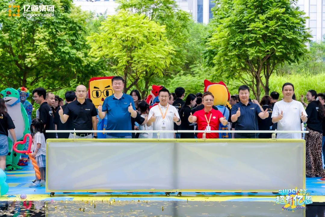 Emdoor Group’s الذكرى السنوية الثالثة والعشرين kicks off with employees signing in via a creative button press and artwork station, capturing joyful team moments under the outdoor plaza.