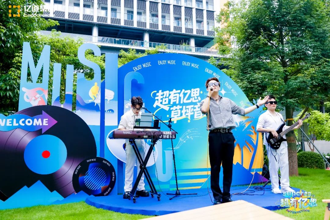 Musicians perform at Emdoor’s مهرجان الموسيقى الشعبية, captivating employees with soulful tunes.