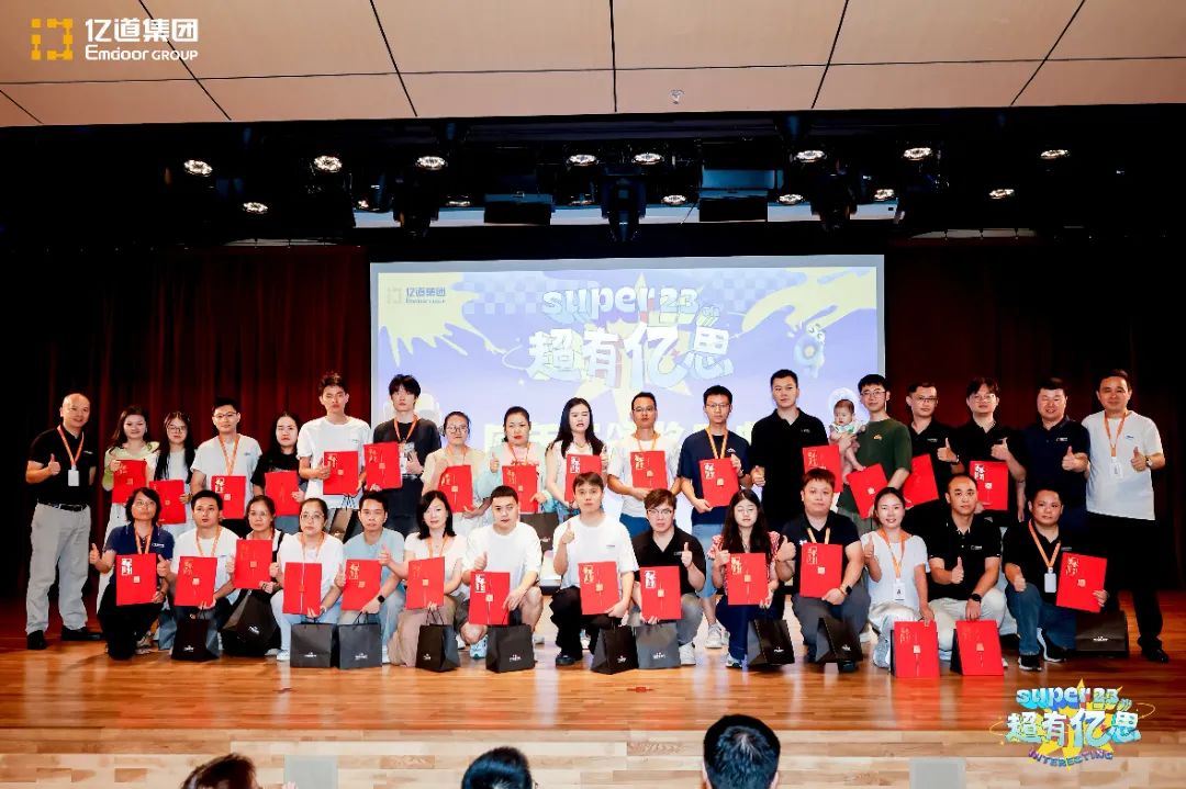 Emdoor leaders present certificates to long-serving employees during the الذكرى السنوية الثالثة والعشرين gala.2