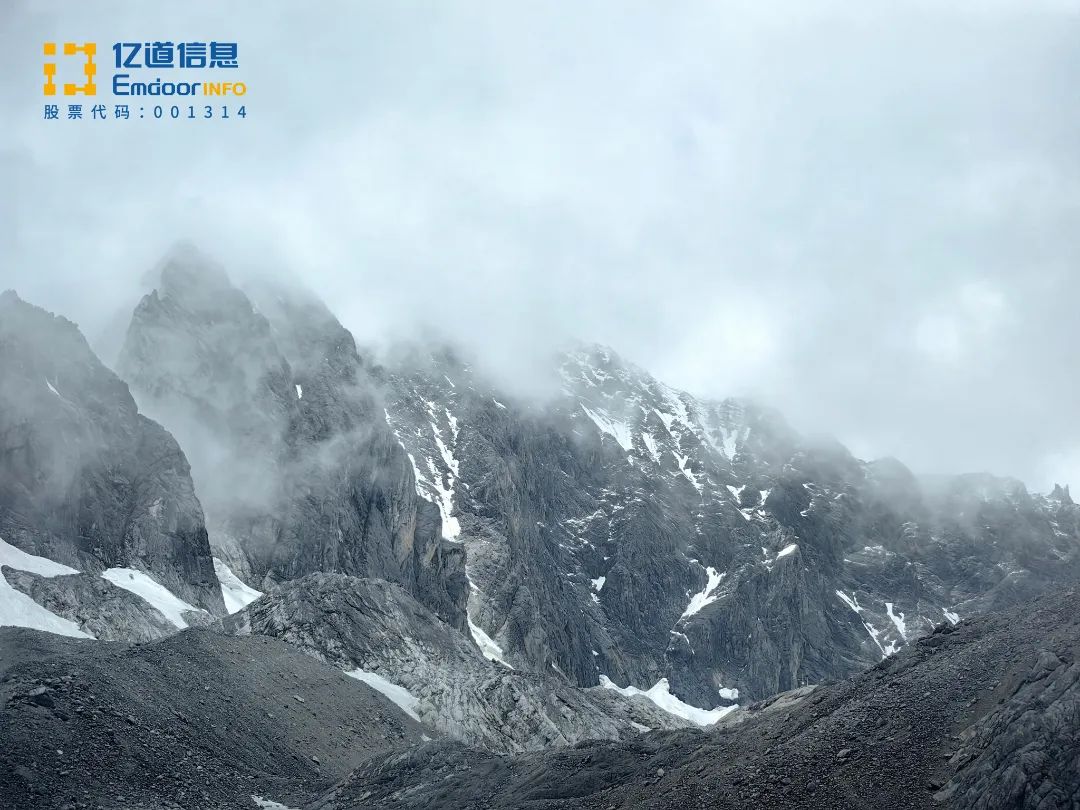 Majestic جبل اليشم التنين الثلوج peaks in mist