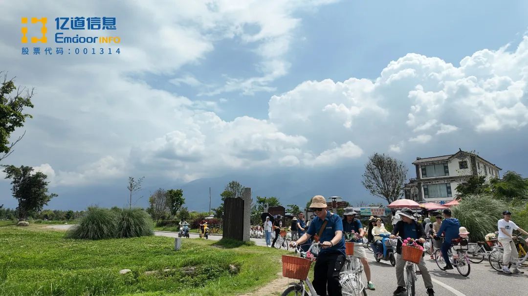 Emdoor colleagues cycling around بحيرة Erhai in Yunnan