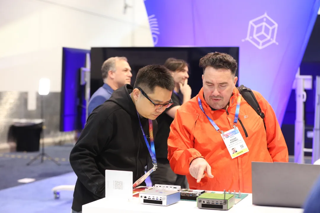Customers discussing إدور AI glasses features live