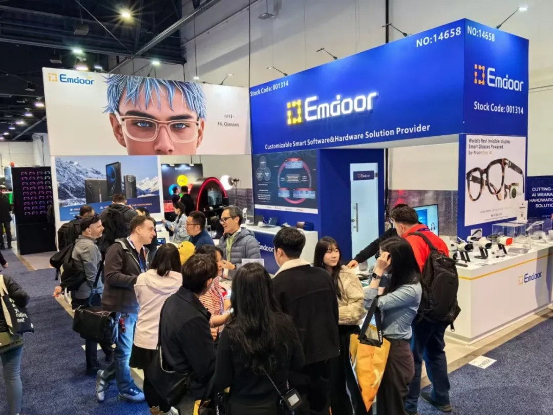 Crowd gathered to experience إدور smart AI eyewear