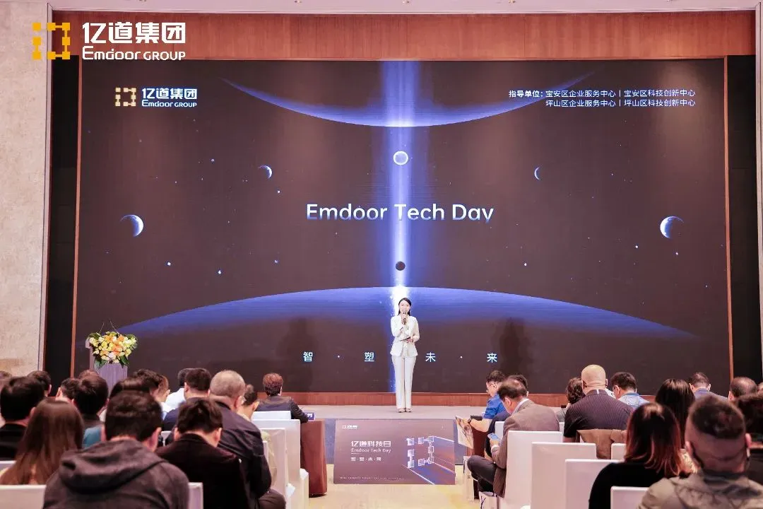 Host presenting on stage at إدور event