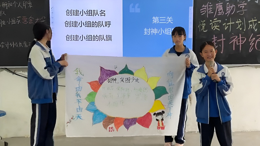 The student team at the aid site came on stage إلى display the flag The student team at the aid site came on stage إلى display the flag