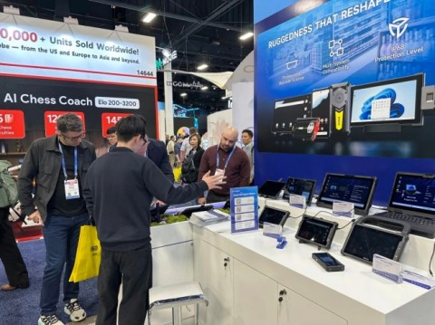 معلومات Emdoor M82A Rugged Tablet with Intel Core Ultra processor being used in an industrial factory setting.