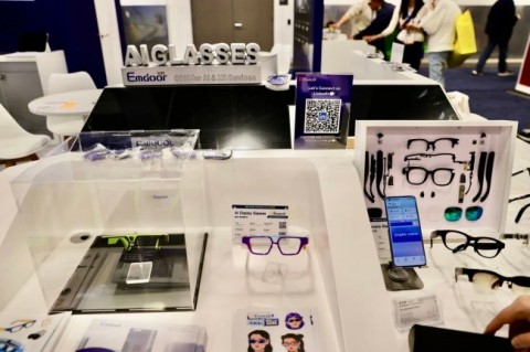  EmdoorVR AI smart glasses with رقاقة كوالكوم AR1, lifestyle fashion shot.
