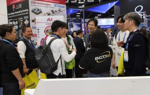 Visual representation of تقنية Phison aiDAPTIV optimizing flash and memory for AI computing.