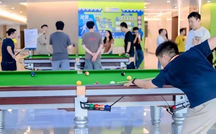 البنية التحتية للعافية: صالات رياضية مجهزة بالكامل ، واستوديوهات اليوغا ، وصالات ألعاب الطاولة توفر المنافذ اللازمة لتخفيف التوتر. البنية التحتية للعافية: صالات رياضية مجهزة بالكامل ، واستوديوهات اليوغا ، وصالات ألعاب الطاولة توفر المنافذ اللازمة لتخفيف التوتر.