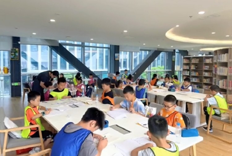 مرافق رعاية الأطفال في الموقع: يضمن ملعب مخصص للأطفال شعور عائلات الموظفين بالترحيب. مرافق رعاية الأطفال في الموقع: يضمن ملعب مخصص للأطفال شعور عائلات الموظفين بالترحيب.