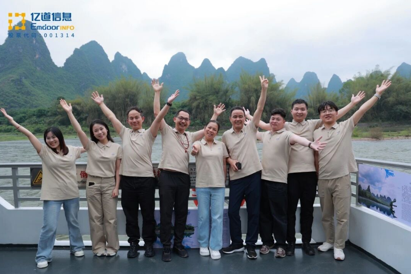 Karst mountains و river views along the Li River in Yangshuo