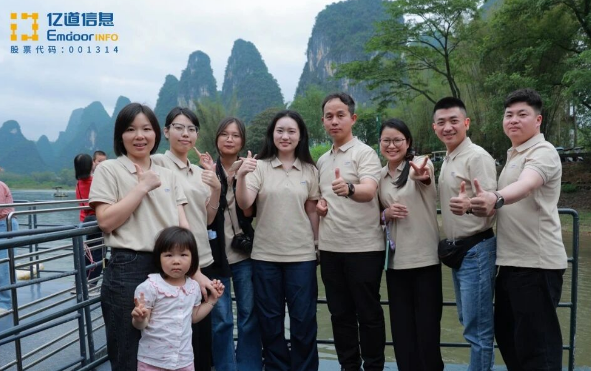 Emdoor team enjoying the Li River lوscape in Guilin
