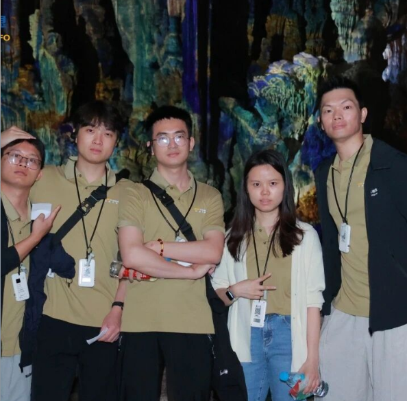 Stalactites و illuminated rock formations inside Silver Cave