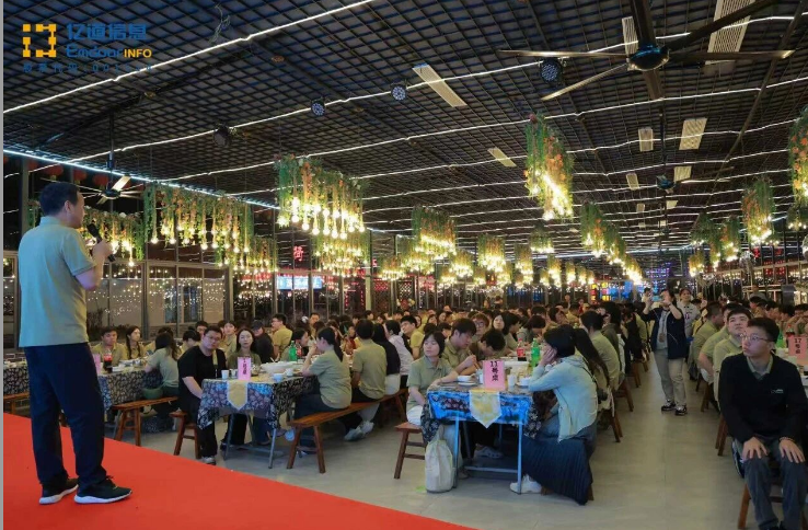 General Manager Liu Yuangui speaking at the Emdoor team banquet