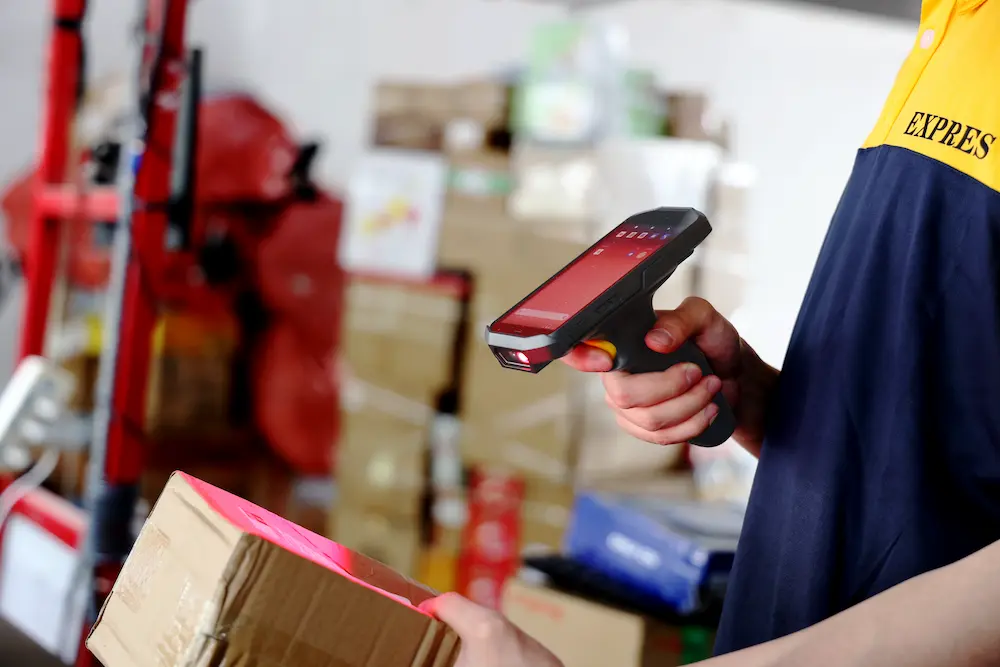 ثورة في التقاط البيانات: قوة RFID المحمولة في الخدمات اللوجستية